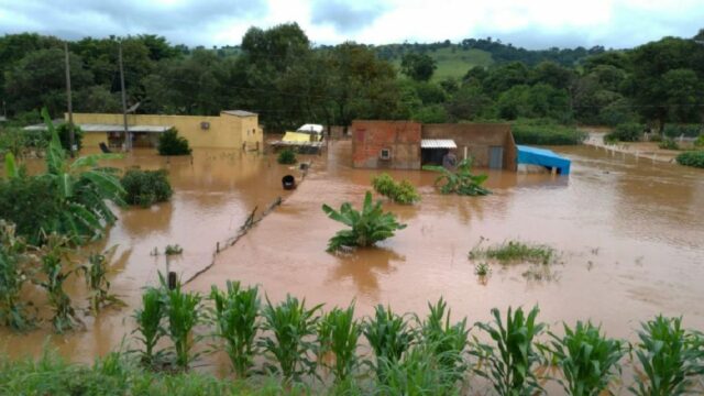 Represa se rompe e casas são inundadas em Patrocínio-MG