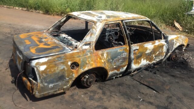 Veículo é incendiado no Bairro Pontal Norte, em Catalão