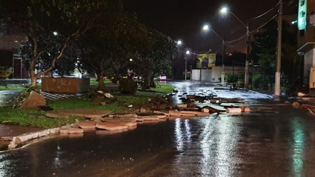 Chuva forte causa destruição em Catalão