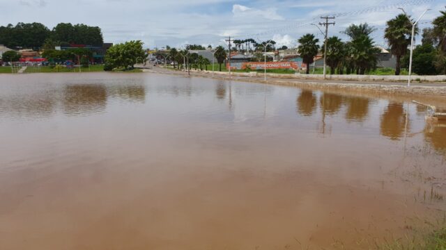 Três Represas de afluente do Ribeirão Pirapitinga rompem com chuva forte em Catalão e leva a interdição e evacuação da Avenida Raulina Fonseca Pascoal