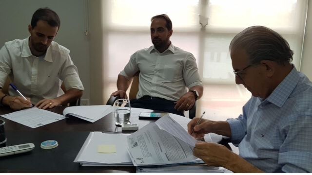 Agehab celebra convênio para construção de residencial em Catalão