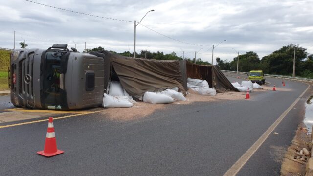Carreta carregada com fertilizantes tomba no trevo da BR 050, em Catalão