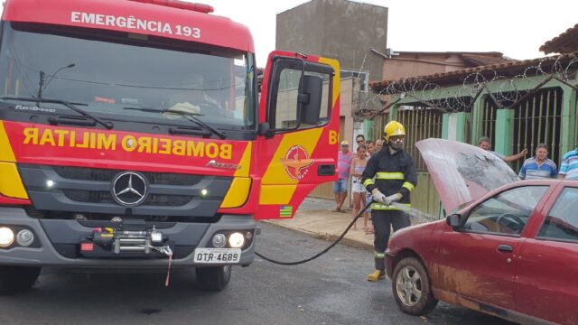Em Catalão, Corpo de Bombeiros atende princípio de Incêndio em veículo