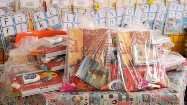 Prefeitura de Ouvidor entrega kits escolares para as crianças da rede municipal de ensino