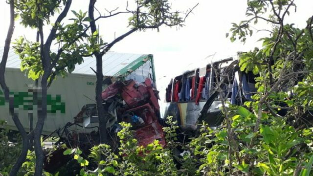 Colisão entre ônibus e carreta mata três pessoas e deixa dezenas de passageiros feridos na BR-153 em Porangatu