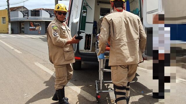 Bombeiros socorrem vítima de acidente de trânsito em Catalão