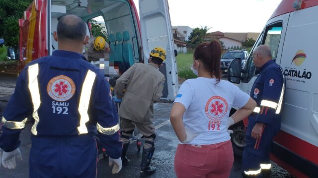 Motociclista se envolve em acidente após ser fechado, em Catalão