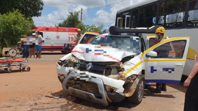 Batida entre ônibus e carro deixa motorista ferido em Catalão