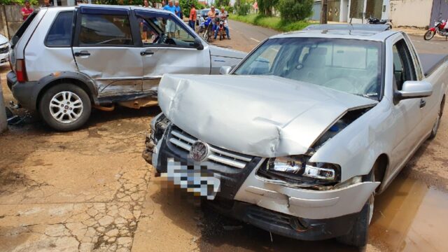 Mãe e filho ficam feridos em acidente entre dois carros, em Catalão