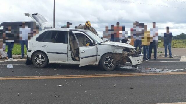 Em Goiandira, três pessoas ficam feridas em colisão entre carros na GO 210 no trevo de acesso à Cumari
