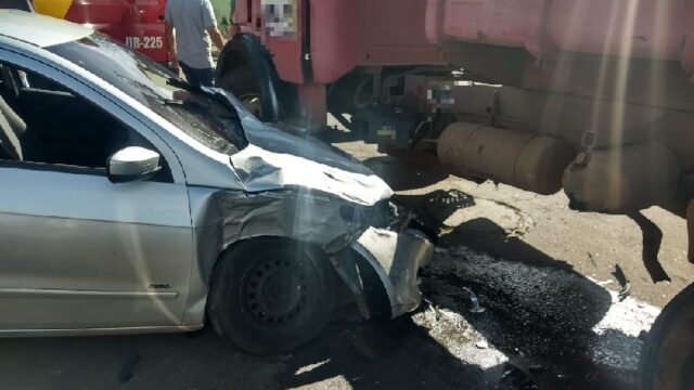 Homem fica ferido em acidente entre carro e caminhão, em Catalão