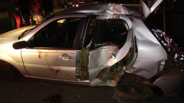 Adolescente morre após carro bater em poste em Araguari