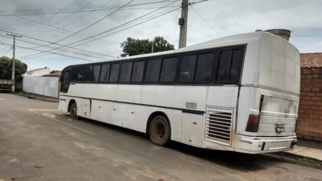 Ônibus em situação de abandono em via pública gera preocupação aos moradores do Bairro Evelina Nour II, em Catalão