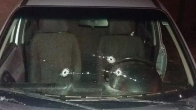 Garupa de moto atira contra carro, mata jovem e deixa filho da vítima ferido, em Itumbiara