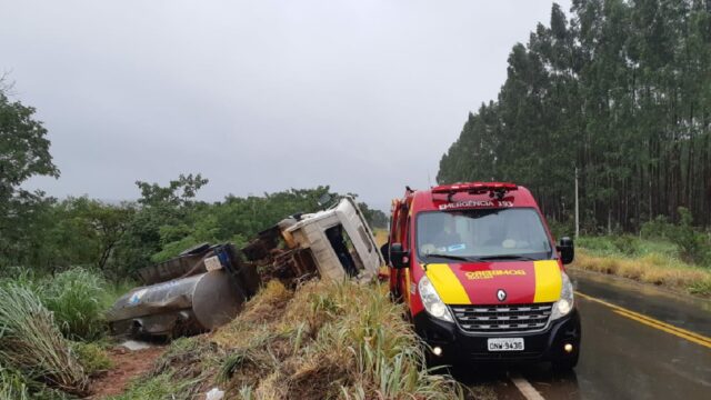 Caminhão tanque sai da pista e tomba na GO-330, entre Catalão e Ipameri