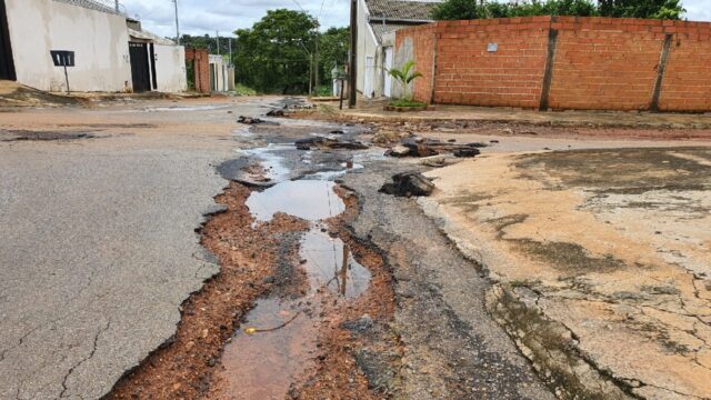Chuva causa estragos em asfalto do bairro Estrela, em Catalão