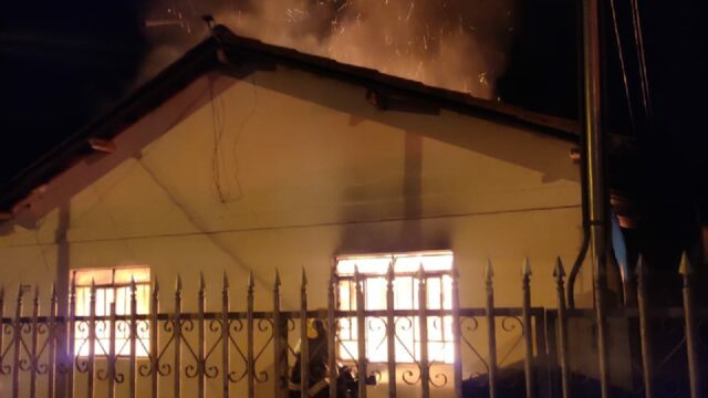 Em Araguari, Corpo de Bombeiros combate incêndio em residência