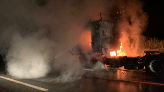 Carreta fica destruída após incêndio na BR 050