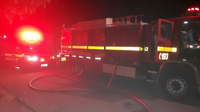 Em Araguari, Corpo de Bombeiros é acionado para combater incêndio em residência