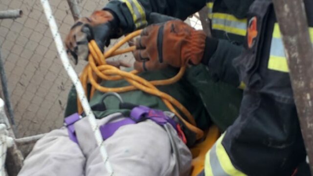 Bombeiros de Cristalina resgatam trabalhador vítima de choque elétrico