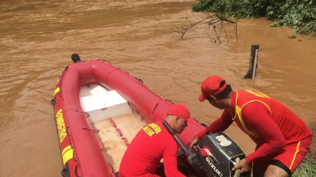 Corpo de Bombeiros faz buscas por homem de 54 anos que se afogou no Rio Araguari, entre Tupaciguara e Araguari