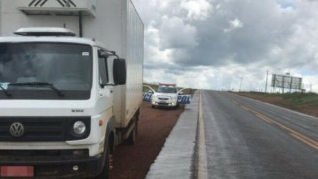 Quatro são presos por roubo de caminhão carregado com carne
