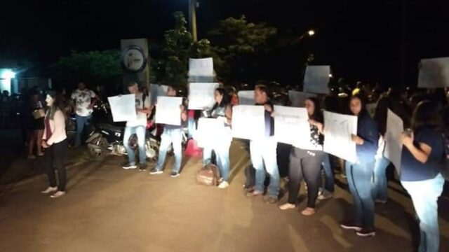 Estudantes fazem protesto e cobram melhorias no asfalto que dá acesso ao Itego de Catalão