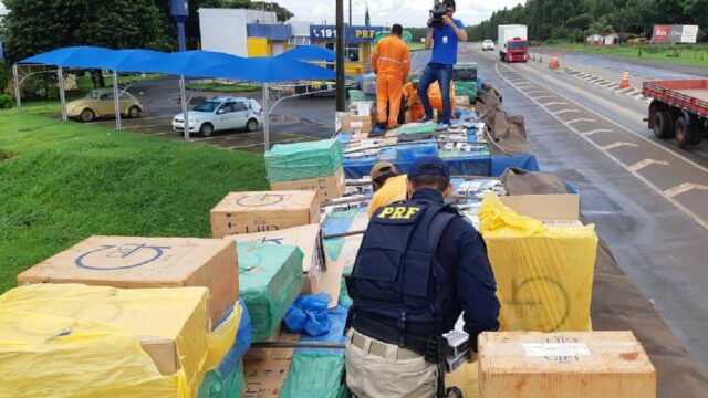 PRF aprende carreta com 500 mil maços de cigarros contrabandeados