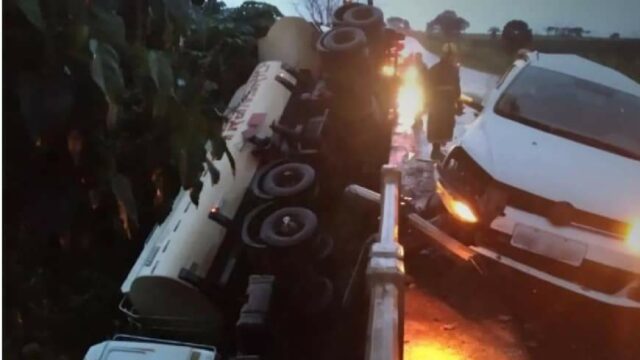 Caminhão bitrem fica pendurado de ponte na BR-452 após bater em carro, em Santa Helena de Goiás