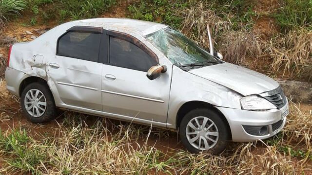 Quatro pessoas ficam feridas após carro capotar na GO-139, em Caldas Novas