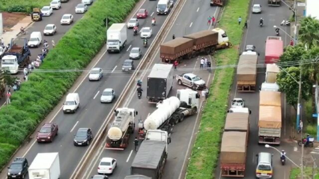 ​Seis veículos se envolvem em acidente na BR-050 em Uberlândia