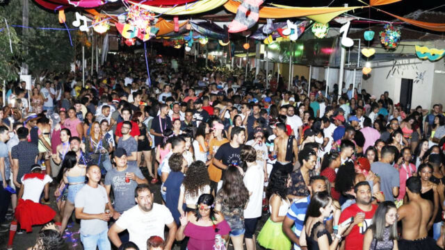 Terceira noite do Carnaval Goiandira Folia anima os foliões