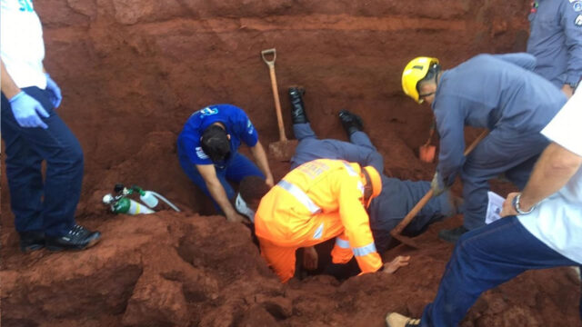 Bombeiros resgatam trabalhadores soterrados em obra de supermercado em Uberlândia