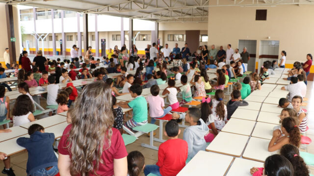 Prefeitura de Ouvidor mobília o refeitório da Escola Municipal Professora Ediene da Silva Dias.