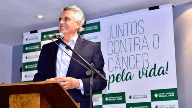 Caiado aceita desafio de Bolsonaro e propõe redução de ICMS dos combustíveis
