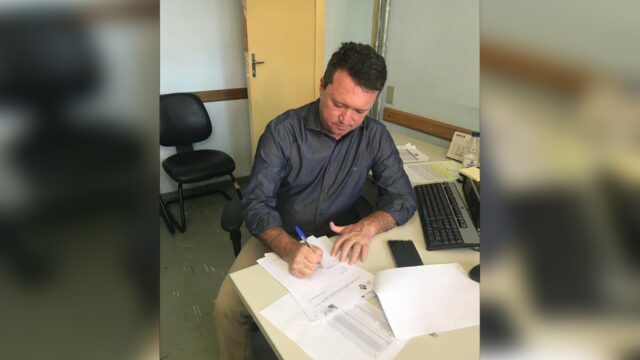 Prefeito de Caldas Novas anuncia redução de 50% dos salários de parte dos servidores do município