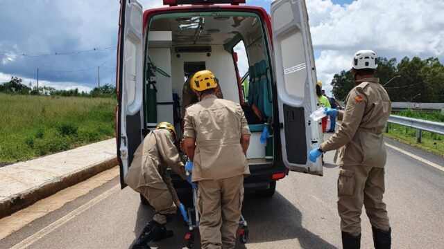 Motociclista bate em guard rail e fica gravemente ferido na BR 050 em Catalão