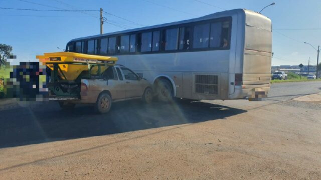 Acidente entre carro e ônibus é registrado em Catalão