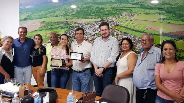 Prefeito Onofre Galdino, e primeira dama Vivian Felício, recebem comenda da Irmandade do Rosário de Ouvidor