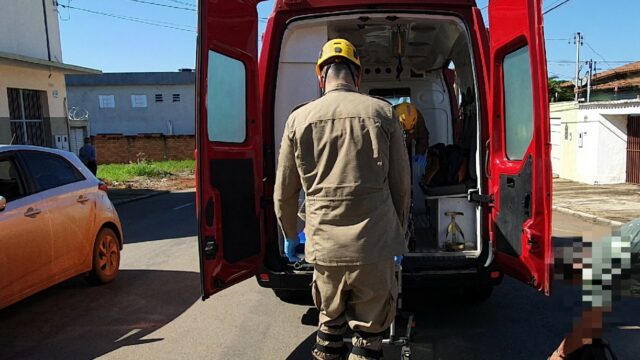Colisão entre carro e moto deixa motociclista ferido no Bairro JK
