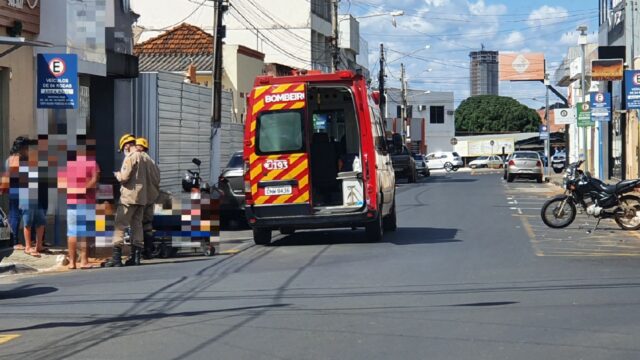 Motociclista fica ferido após colisão com carro em cruzamento no Centro de Catalão