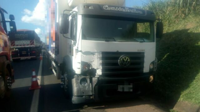 Sem freio, caminhão bate em camionte na BR 050