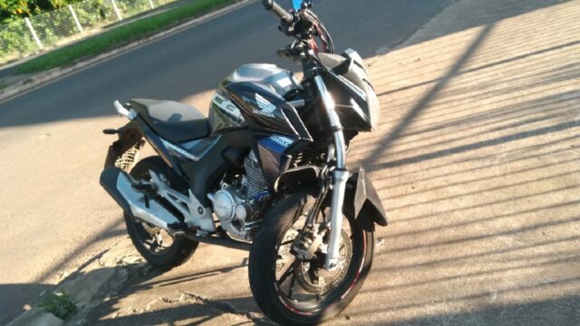 Acidente com moto deixa duas pessoas feridas no bairro Ipanema