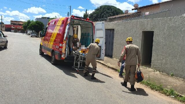 Mulher desvia de cachorro e sofre queda de moto em Catalão