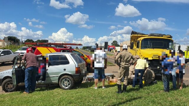 Acidente entre carro e caminhão deixa homem ferido em Catalão