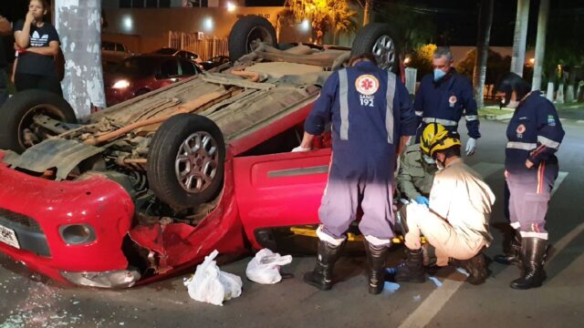 Carro capota após colidir contra dois veículos estacionados em Avenida de Catalão