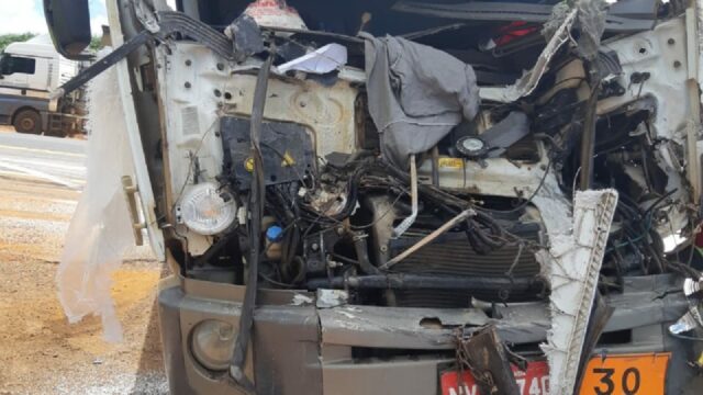 Motorista fica gravemente ferido após colisão entre veículos de cargas na BR 050, em Catalão