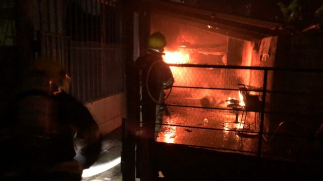 Bombeiros de Catalão combatem incêndio em residência