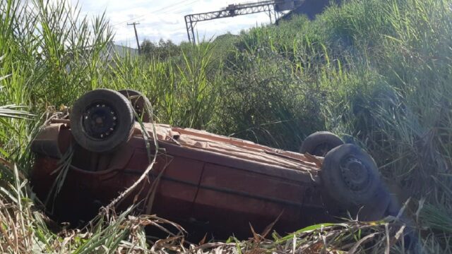 Capotamento é registrado na BR 050 no município de Catalão