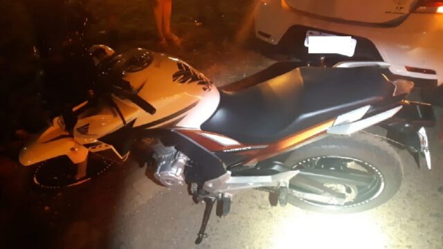 Acidente no trevo do JK envolvendo carro e moto